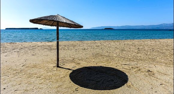 Solo
....it's oh, so quiet.....loving october; we have the island to ourself again and the beaches are beautifully deserted....the madness of july and august way behind us now...🙂
...new golden beach, paros island...