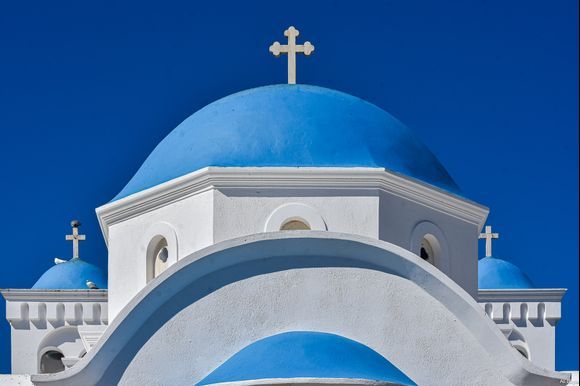 ....sunday morning, and i wake to the sound of church bells.
....blue sky, blue domes and whitewashed churches.....the magic of paros island...