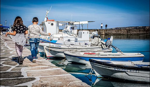 .....Eleni and Dimitri....BFF.....🙂
.....a morning walk along the cute little harbour in Naoussa.....