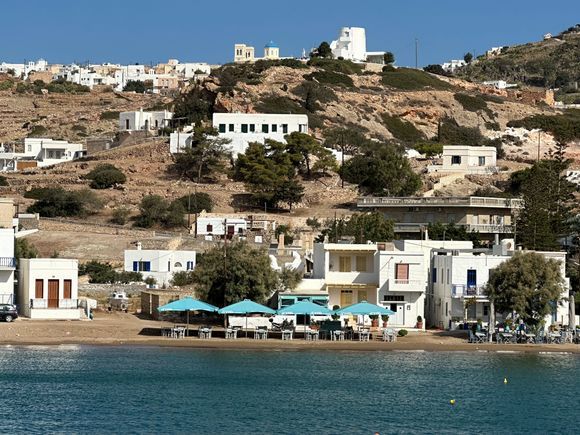 Here you see the beach in Kimolos harbour qnd the hill up to Chora - seen from the ferry