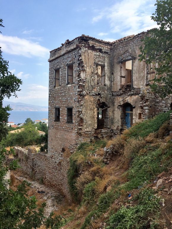 Huge, beautiful ruin, with great views to Kamini