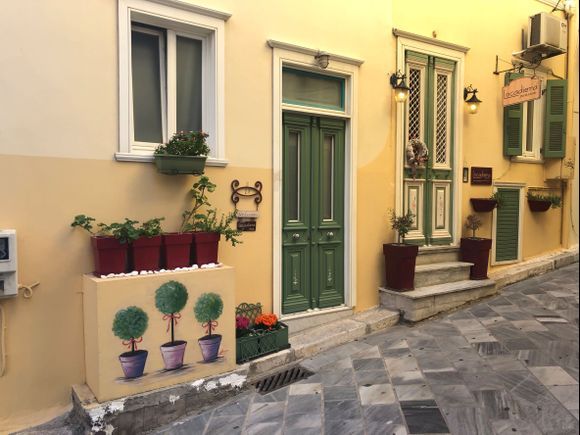 Many pleasant and inviting accommodations in Ermouplis