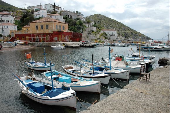The beautiful harbor of Kamini, overlooking the Kodylenia Taverna. The house in the background is one of the oldest on the island. Along the mountain to the right you can glimpse the path that goes to Vlychos Beach.