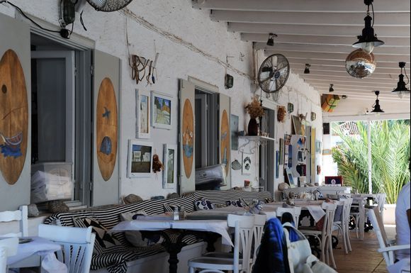 Kodylenia taverna is the best place in Kamini for lunch and dinner.