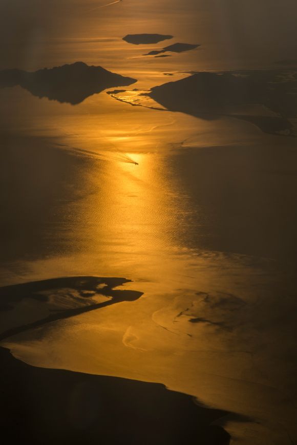 Arrival at the airport at sunset over the Ionian Sea, a few minutes after flying over the Peloponnese. A photo through the moderately clean porthole (sorry for the small flaws)

