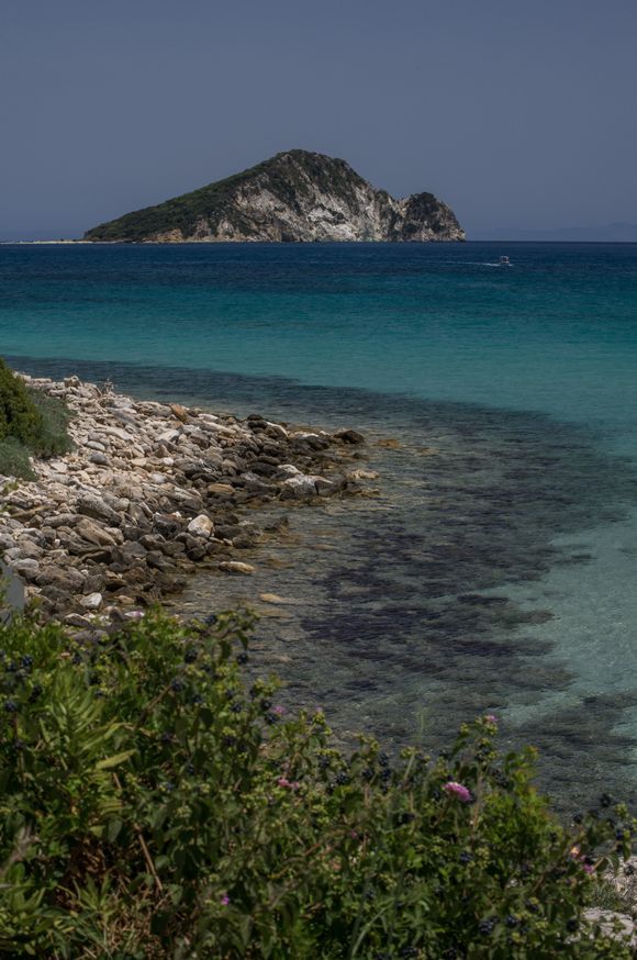 Marathonissi Island: one of the nesting sites of Caretta turtles (the cousins of those of French Polynesia)