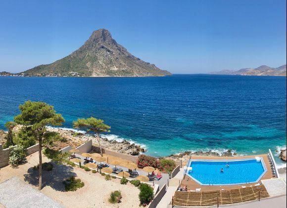 Petite baignade sympa à Kalymnos face à l'île deTelendos qui a de nombreuses tavernes typiques au bord de l'eau... sans aucune voiture !