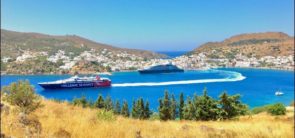activité marine dans le port de Patmos