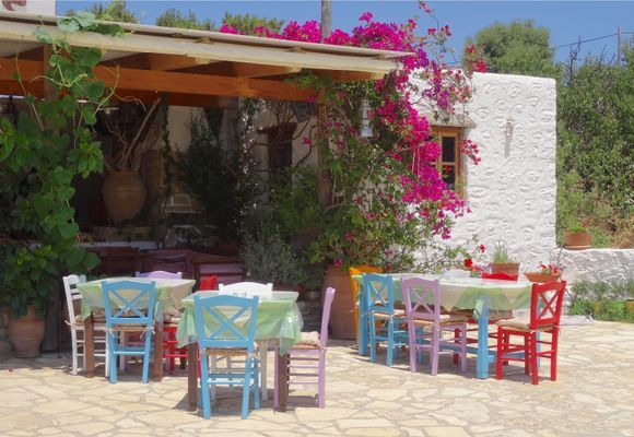 Des couleurs vives et de belles fleurs pour ce  bon et paisible restaurant sur l'île de Arki  !