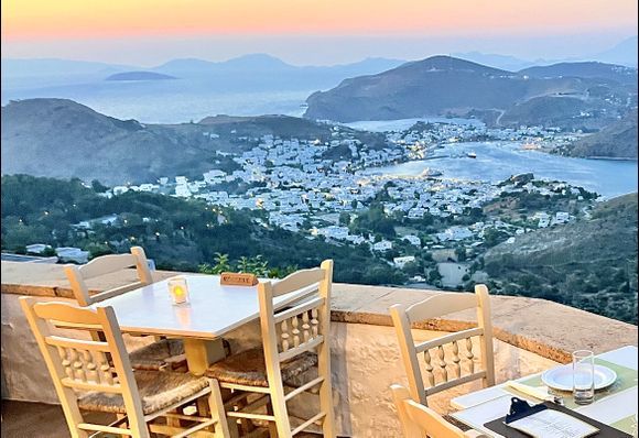 ma table est prête, je vous abandonne et je vais manger dans ce magnifique et très bon restaurant de Patmos avec une vue à couper le souffle !