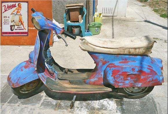 Le scooter de la photo de Keesus est un peu plus propre que celui-ci (bleu également à l'origine) ... mais un peu moins bien entretenu !