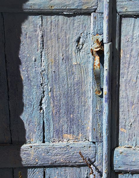 Blue door in Karterados