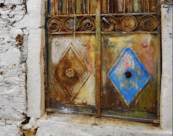 Metal door in Aperathos.