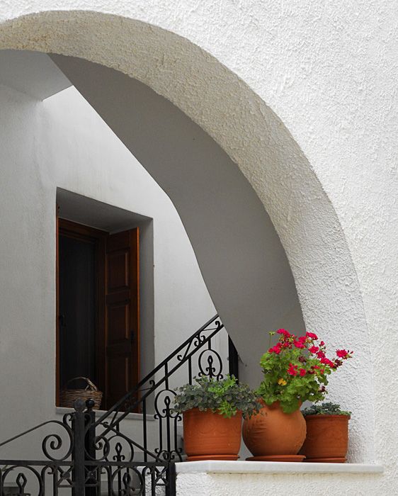 Arch and flowers in Aperathos, Naxos