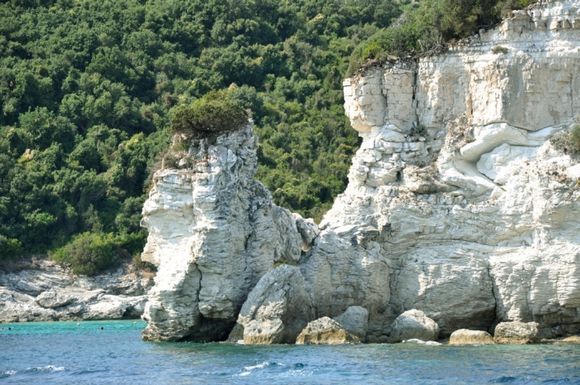 Antipaxoi, games of nature with the rocks