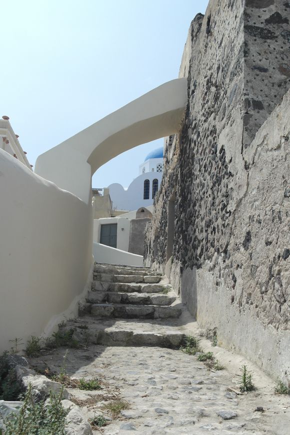 Walking through the village of Pyrgos is pure pleasure, it's so photogenic! Underneath the arch there's a glimpse of the Agia Theodosia church.

May 25, 2018