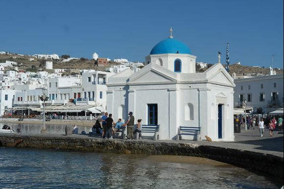 Mykonos town, the little church decorating the har9!

May 14, 2018 