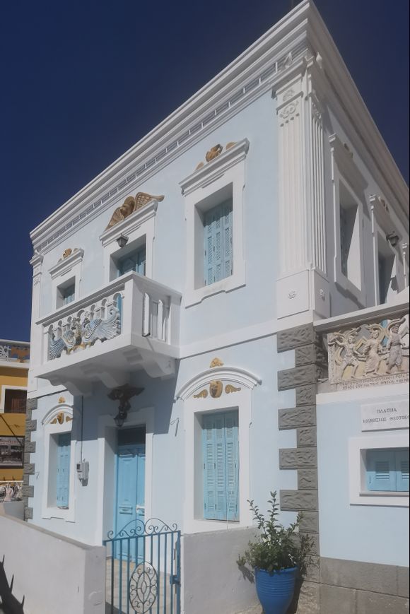 In the village of Olympos I saw the most exquisite balconies... I fell in love with this one, which is at the front of a beautiful blue house. Can I live in it? It has an amazing view 💙
! I'll post a close up tomorrow! 

October 8, 2021 
