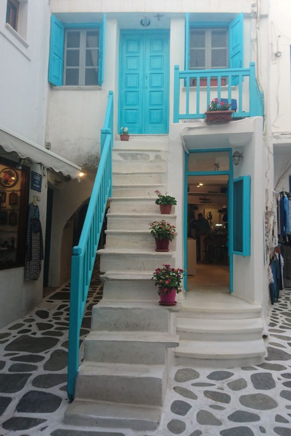 Walking through Naxos Kastro, seeing many colours, but this colour must be one of my favourites 🥰

May 23, 2018 