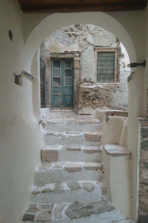 The Venetian Castle of Naxos makes you wander for hours and take photographs. Pretty doors, arches, steps... Love it. 

May 23, 2018 