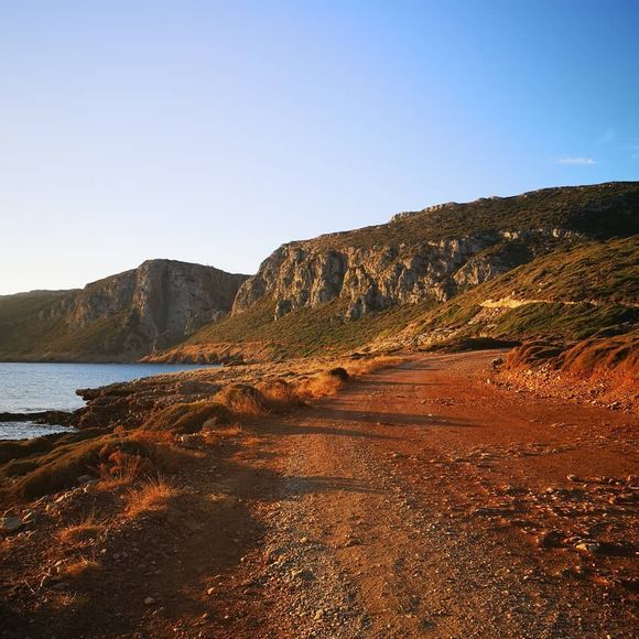 The red dirt road to Kaki Lagada beach