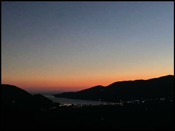 The sunset over the Vasiliki-bay also can look magic! Love it...