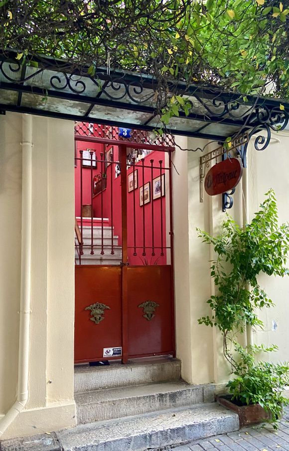 The entrance of the bistro Έν Πάτραις / En Patrai, October, 2023