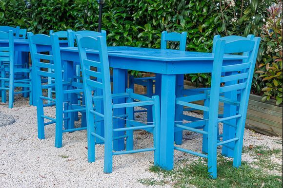 Blaue Tische und Stühle in Kerkyra