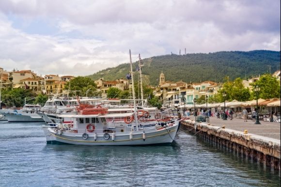 Heavy traffic in the harbour - Skiathos town