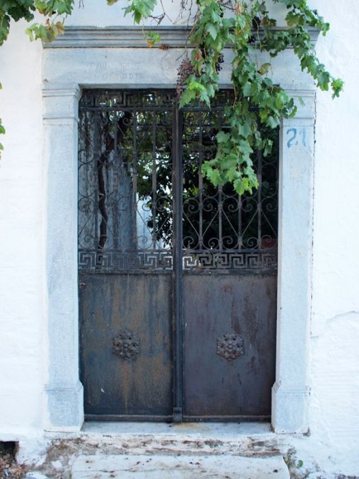 A door in Filoti