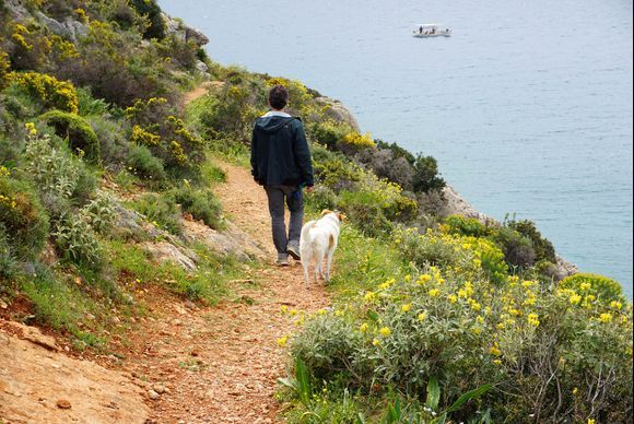 The path from Karathona beach to Agios Nikolaos chapel