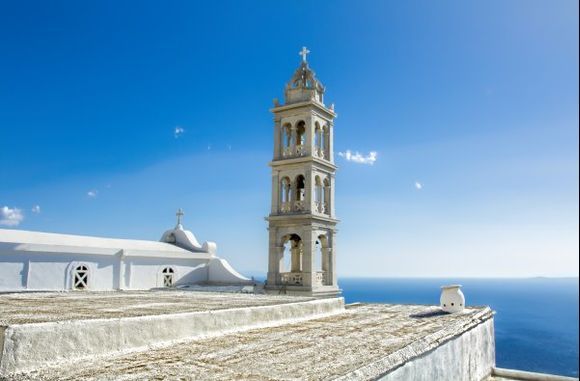 Greek blue: the color of the sea, the color of the sky, the color that prevails on the Greek island’s palette, on traditional houses and churches !