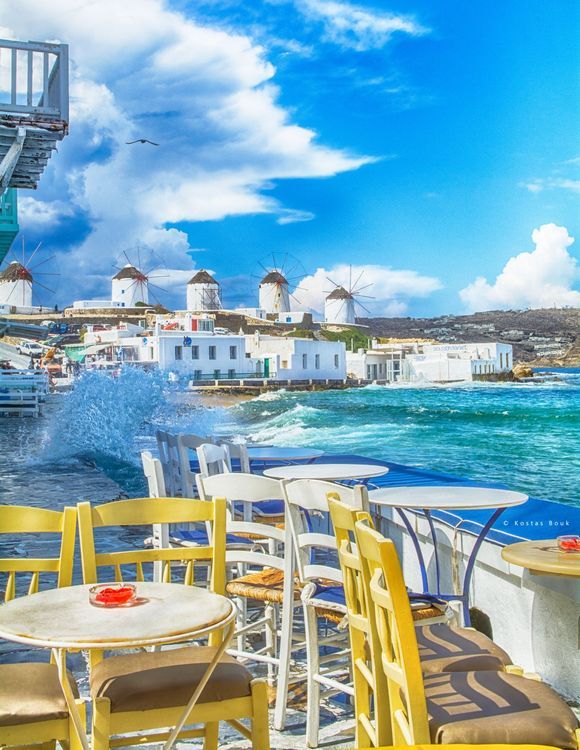 Little Venice: one of the most beautiful areas of Mykonos town, overlooking the sea and the traditional windmills!