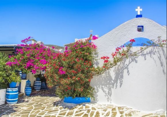 The church of Agios Ioannis Prodromos (St John the Baptist), gave Prodromos village its name. A picturesque small village built in the traditional Cycladic way, with streets that are constantly whitewashed, sparkling white houses and beautiful churches.