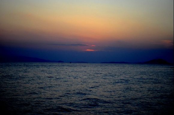 Το ηλιοβασίλεμα στο λιμάνι της Αίγινας
Sunset at the port of Aegina