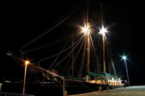 night in harbour Adamas