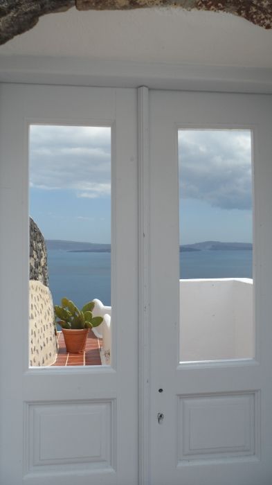 Santorini, Ia (Oia); Doors with view to the sea.