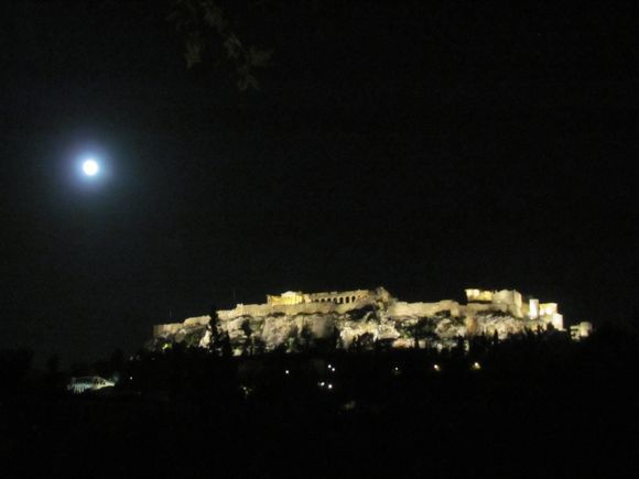 Full moon AND moon at its closest distance to Earth (this combination happens once every 3 years) - View of Acropolis from Thissio a few hours ago. A special place at a special time...