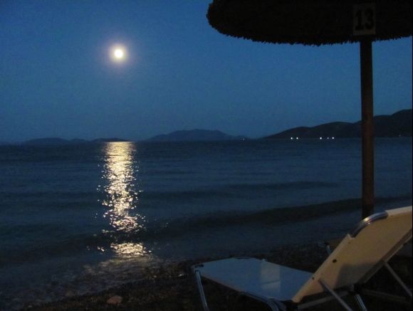 One night before the full moon of August (in Korfos, near Epidaurus)