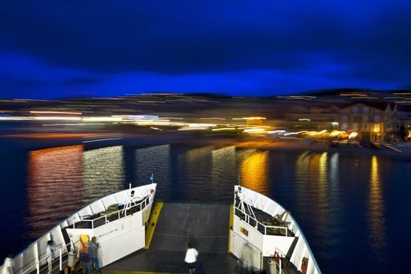 Kefalonia : ferry coming to Argostoli by night