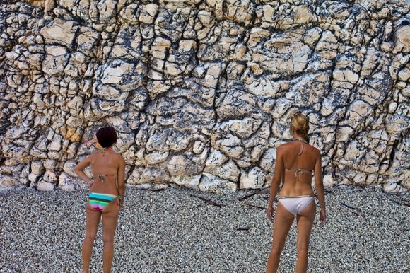 grece,ionian islands,lefkada, megali petra beach : girls in front of the rock
