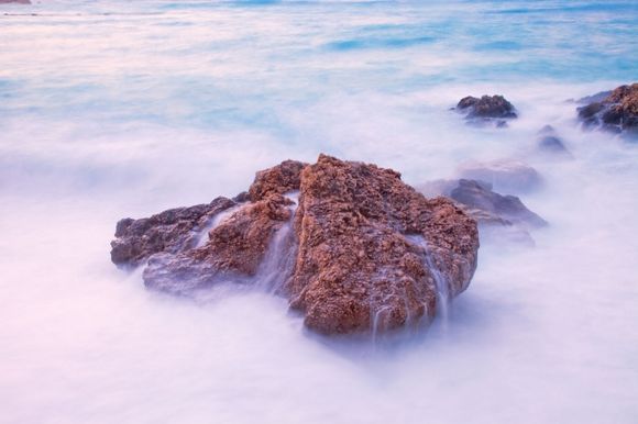 Lefkada, Agios nikitas : foam & rock ont the beach