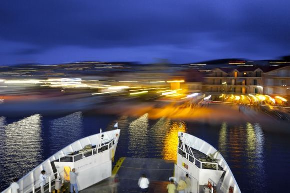 kefalonia : ferry coming in Argostoli by night