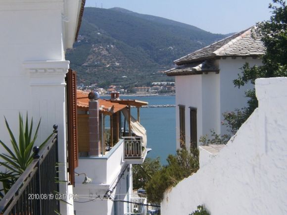 alley in Skopelos town