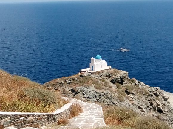 Sifnos: maybe the most popular trademark of the Island: the beautiful Little church of the 7 marthyrs in Kastro.