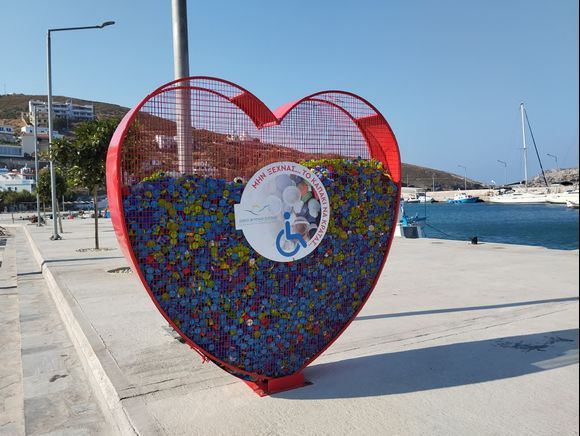 If you travelled in Greece last Summer, you might have bumped into these heart-shaped bottle cap collectors scattered around the main towns. A good act for a  very good cause 💙
This one is at the marina in Fourni harbour 