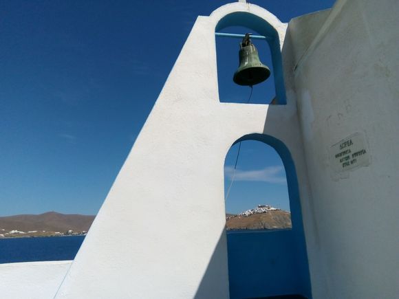 Can you spot the Chora under Agios Konstantinos' bell ?
