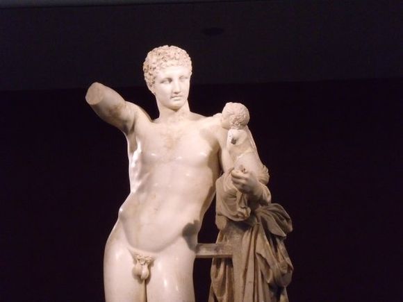 Hermes and the infant Dionysos, fourth century BC, sculpture by Praxiteles, August 2011