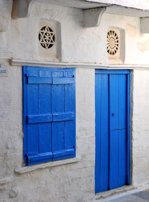 Pyrgos: house with typical door & window ornaments