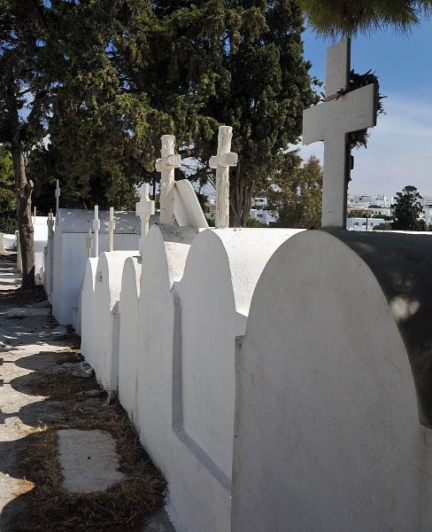 Graveyard between Triovasalos and Plaka